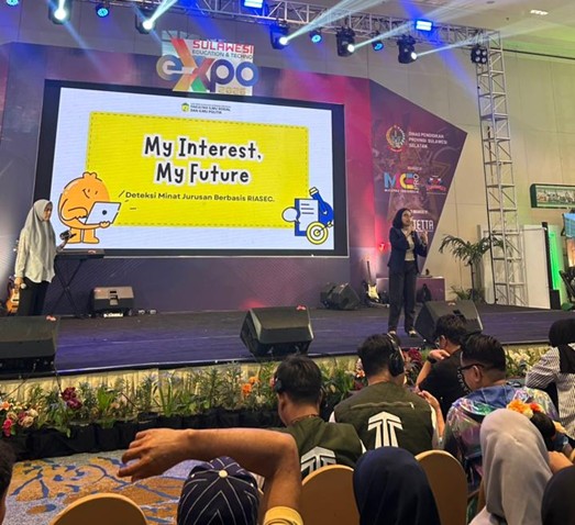 penampilan talkshow dan sosialisasi dari dosen FISIP UPRI