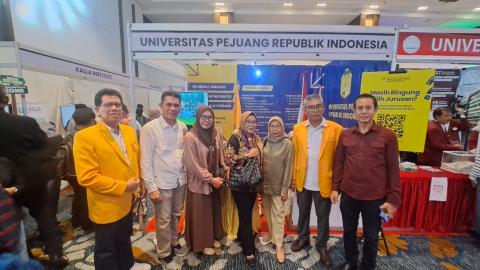 Rektor bersama para pimpinan UPRI dan Ketua Yayasan mengunjungi booth
