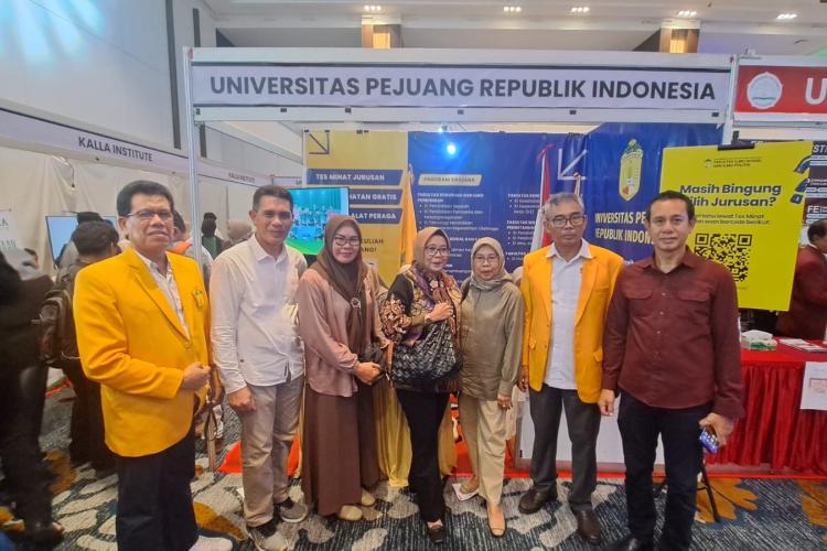 Rektor bersama para pimpinan UPRI dan Ketua Yayasan mengunjungi booth