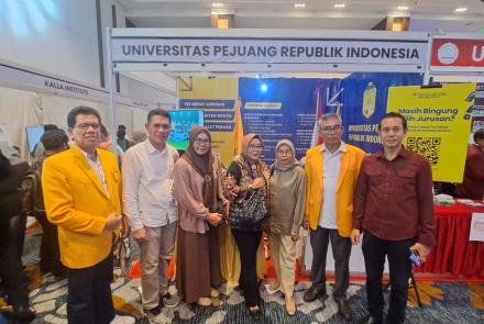 Rektor bersama para pimpinan UPRI dan Ketua Yayasan mengunjungi booth