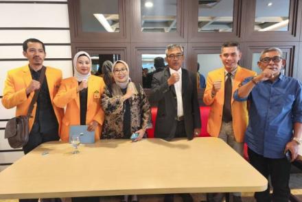 Yayasan Perguruan Tinggi Karya Dharma berfoto bersama usai melakukan konferensi pers di Makassar.