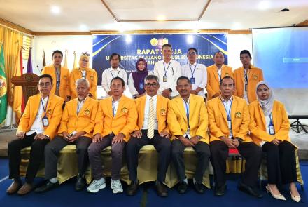 foto bersama Rektor dan Para Pejabat